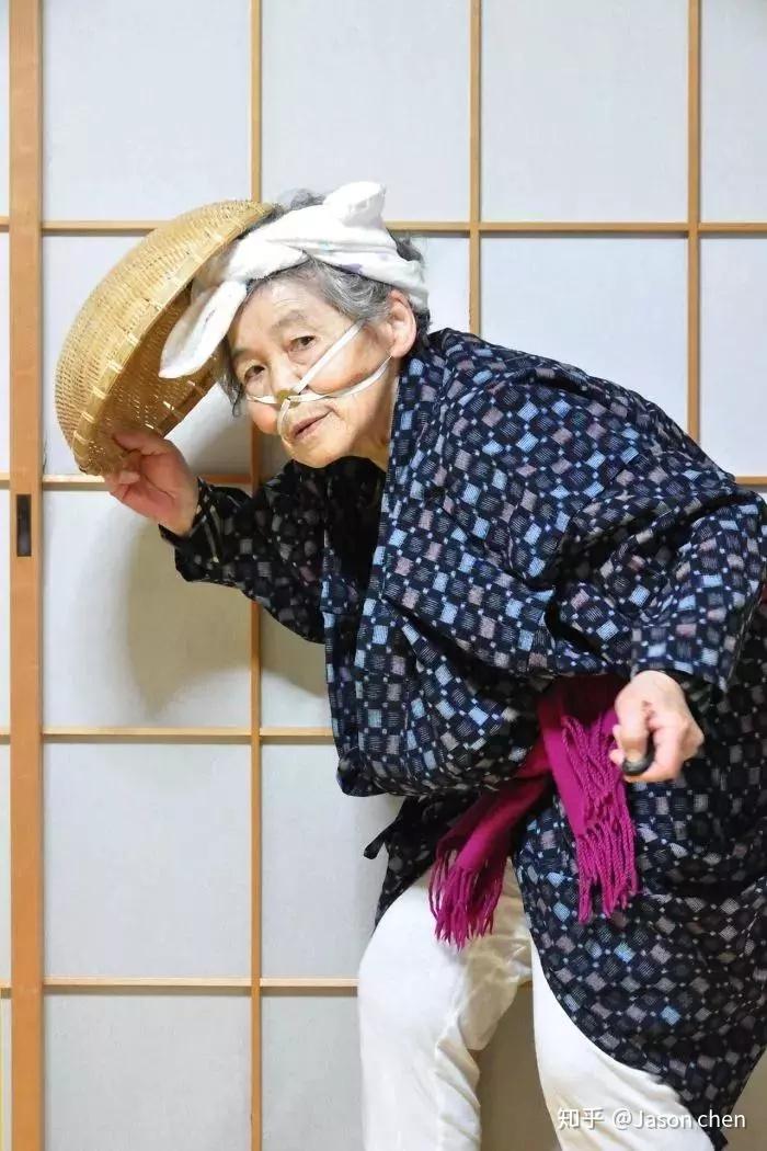 日本网红界的一股泥石流老奶奶酗酒飙车碰瓷你也太皮了