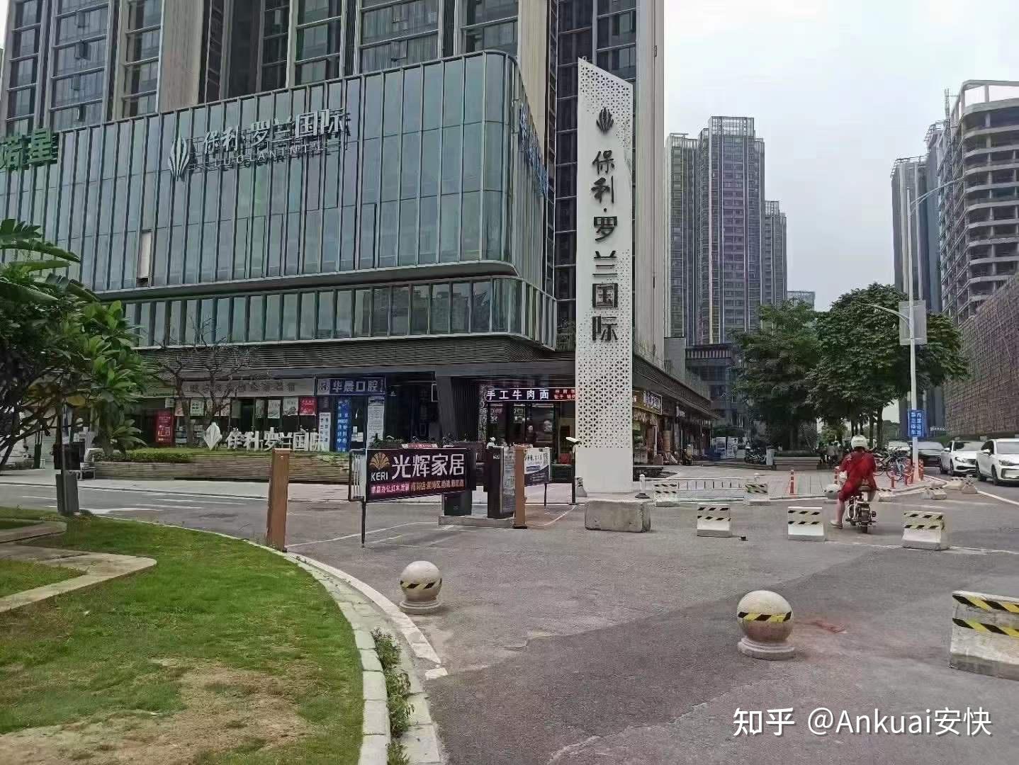 广州保利罗兰国际停车场出入口车牌识别灯箱广告道闸案例