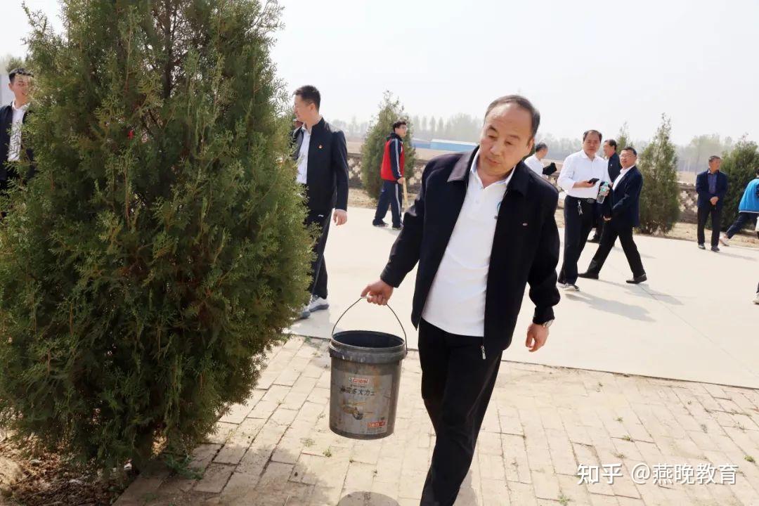 缅怀革命先烈传承红色基因武邑县二中举行清明扫墓活动