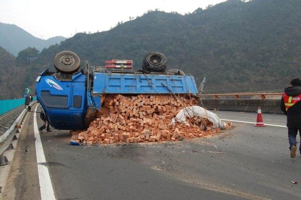 超载超出新高度依维柯上竟藏着41人