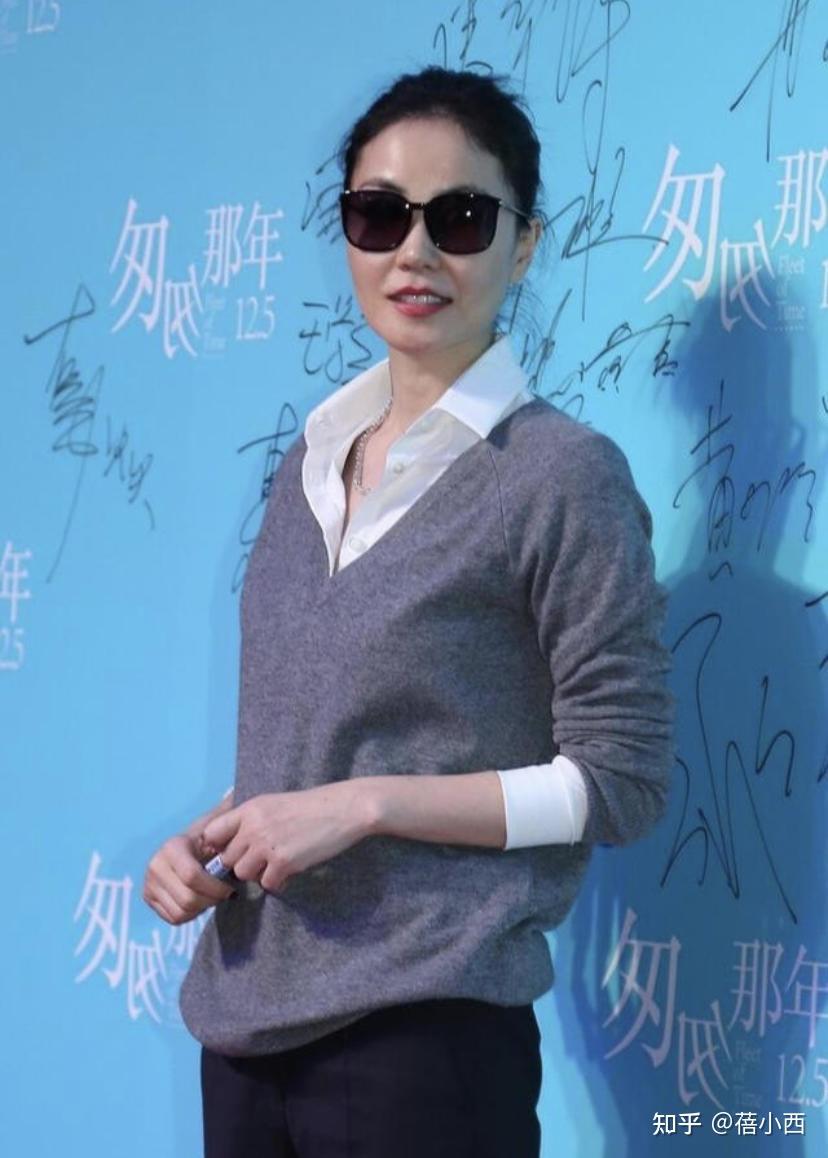 王菲扎起马尾又现佛系穿搭气质在穿麻布袋都有高级感