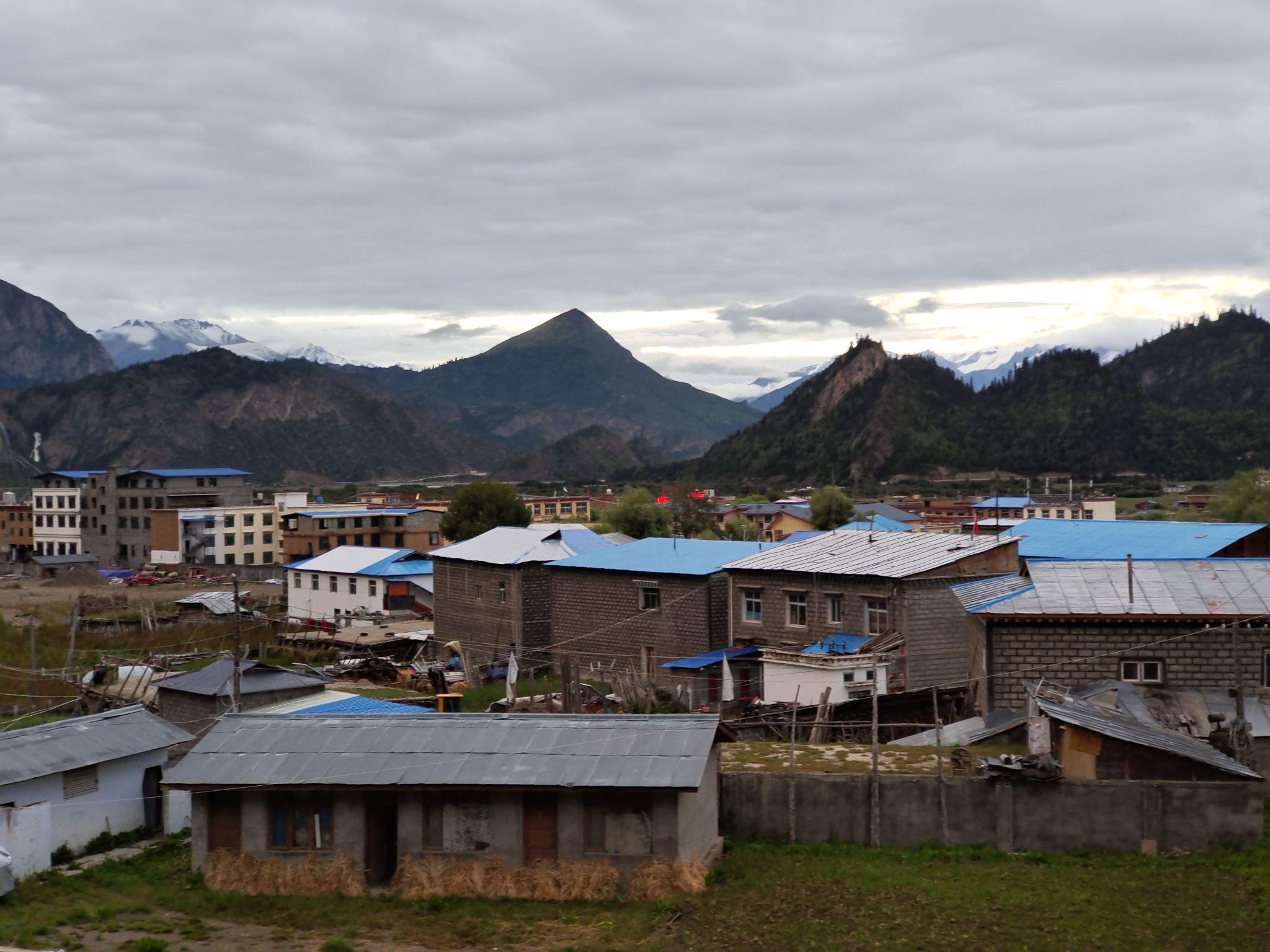 早上从然乌湖出发川藏之行进入最佳阶段,先环然乌湖,穿越峡谷雾气蒙蒙