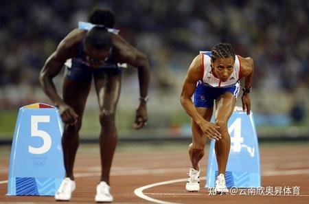 两脚前后半步开立,有力脚在前,脚尖紧靠起跑线后沿,两腿弯曲,上体前倾