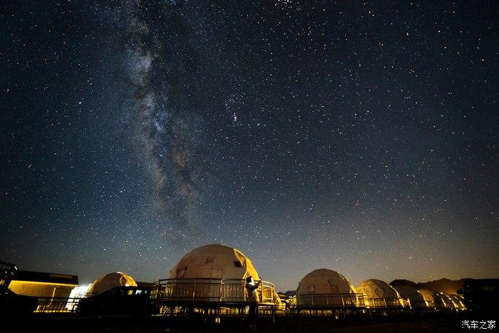 星空营地周边没有什么光源,是拍摄星空的好地方,但是我们来的时间恰逢