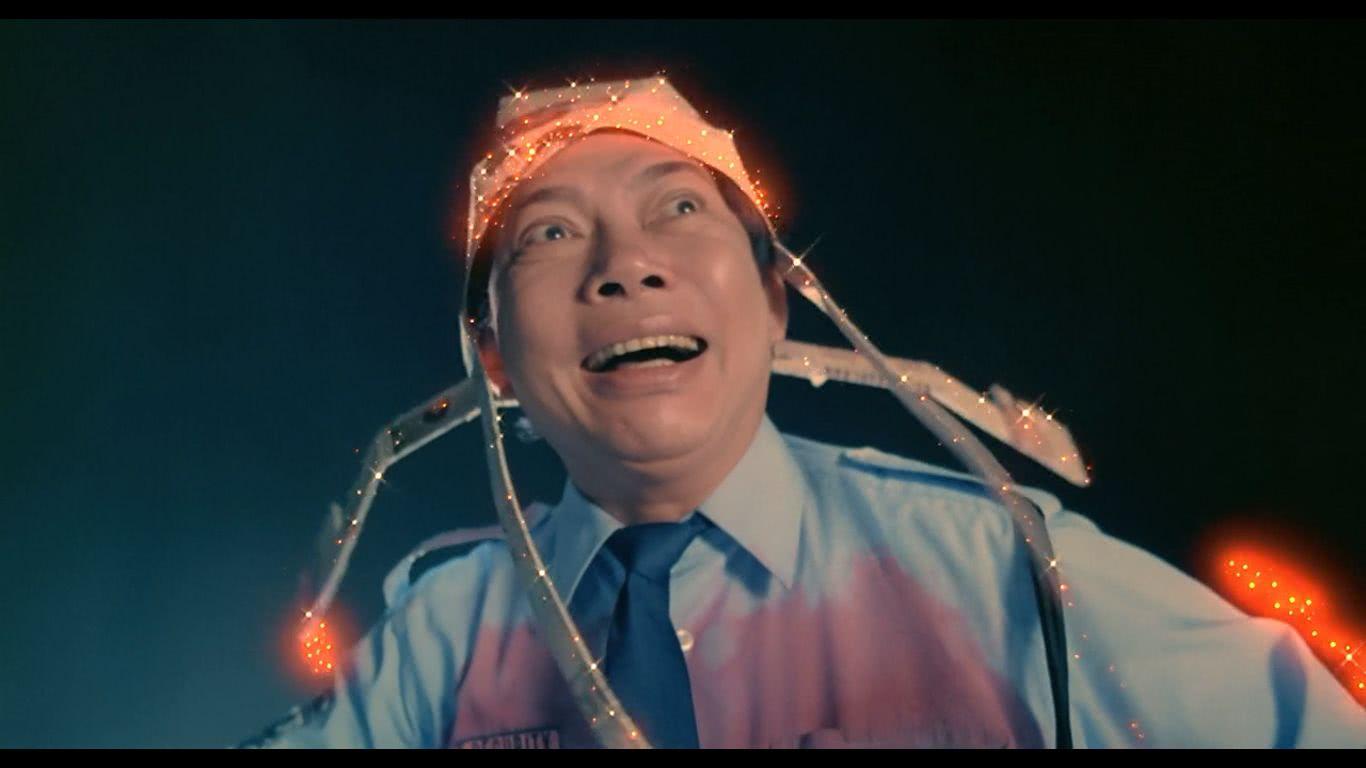 李老太在回魂夜的时候回来报复,这时由周星驰饰演的捉鬼大师登场,三下