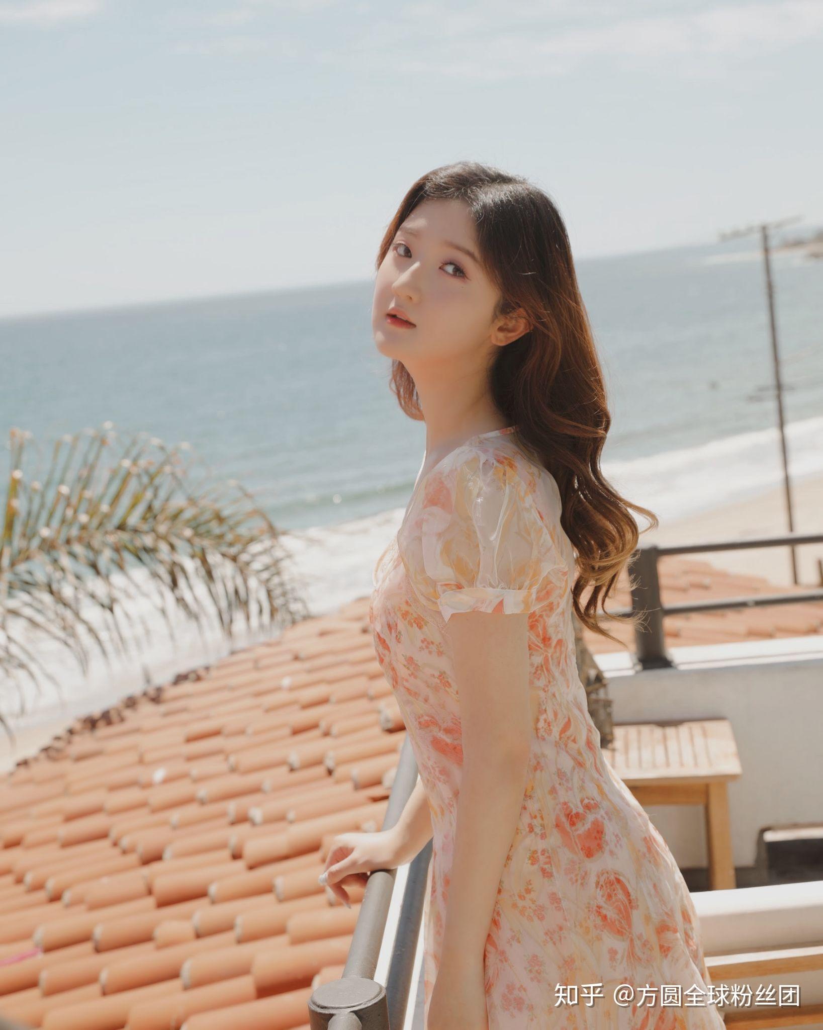 歌手方圆果色碎花衣裙写真,尽显活力百态