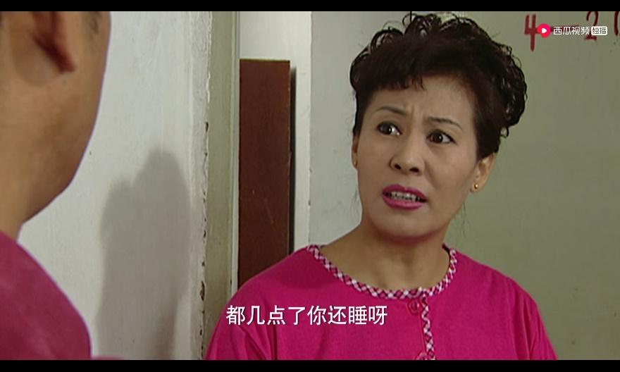 老板娘王金花,那时候的金珠好年轻啊,口红和衣服的颜色一样啊!