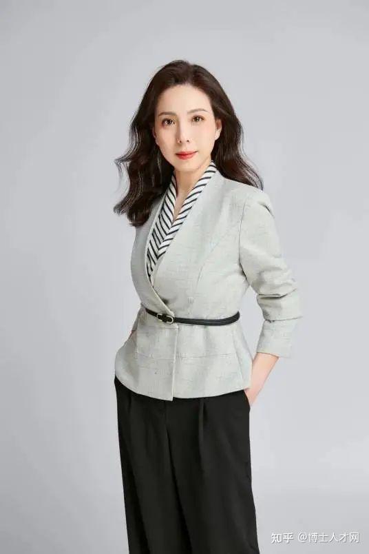 张蕾出生于1980年4月出生,翻开她的学习与职业履历,看得出她一直很"拼