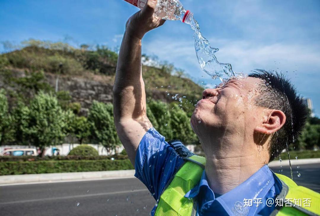 40℃烈日下的重庆交巡警"站"高温,迎"烤"验,不服"暑"!