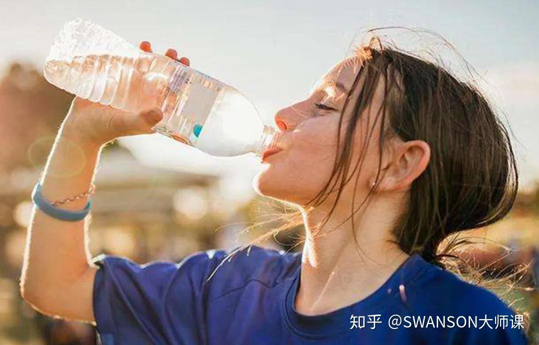 1 按按止汗穴中医认为,汗是津液的代谢产物,血汗同源,因此出汗过多会