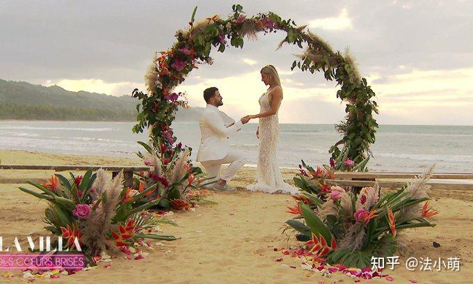 组成爱情助力团,正在一栋位于海边的豪华别墅里,等待着伤心者的到来