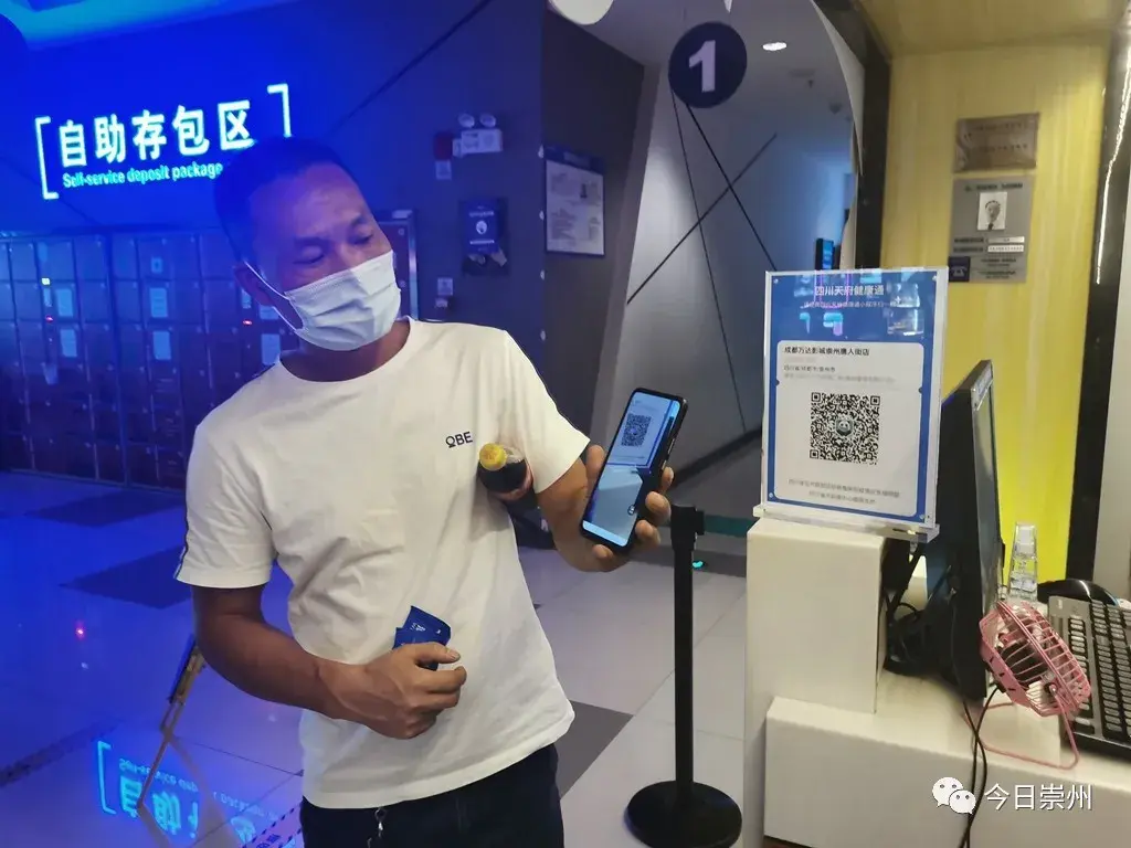 戴口罩测温扫码防疫好习惯成标配