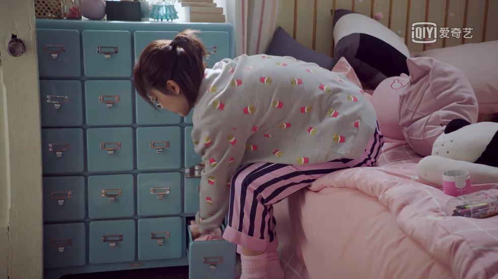 复古中透着家庭温馨,面积不大的客厅,简洁的原木色家具与佟年的房间成