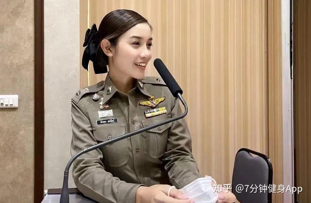 女高中生由于健身身材太好,拍內衣广告,被学校退学!引热议:不正经?