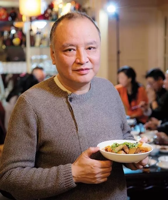 不愿意在街边吃大同小异的火锅和江湖菜,也是会躲进诗人宋炜的小居里