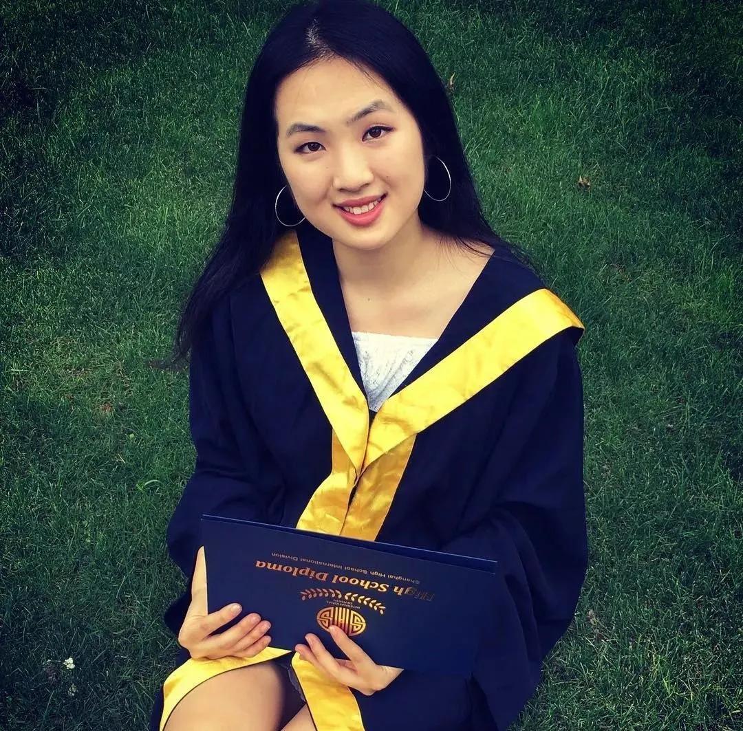 姚安娜也对外正式进行了澄清,她明确表示,自己只是在美国上了三年半的