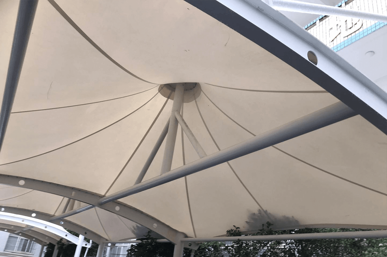 机关单位院子停车场帽子形钢膜结构停车棚实景