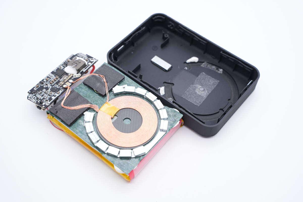 沿壳体接缝撬开外壳,移动电源内部电池通过胶水固定.