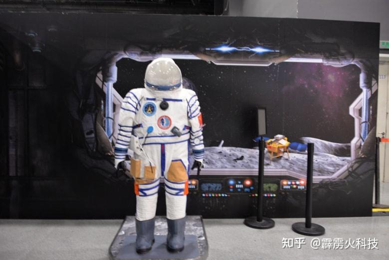航天员穿的宇航服有啥讲究中美各自拿出来一对比差异显而易见