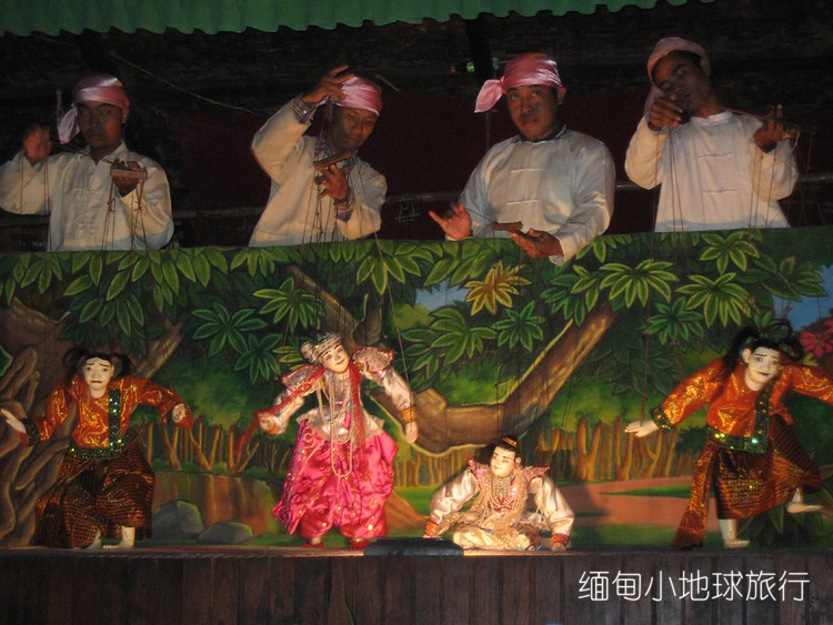 曼德勒旅行,很多人会在晚上来木偶戏院看一场缅甸的傀儡戏,戏院一天