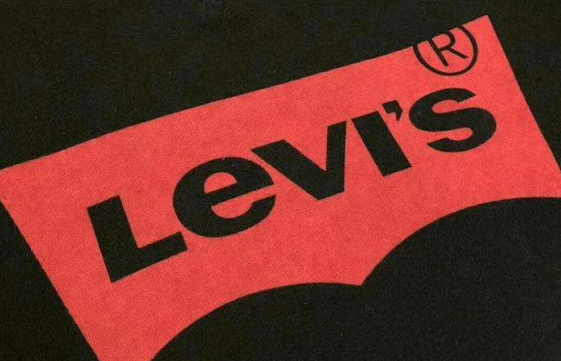 1853年,李维·斯特劳斯成立了生产帆布工装裤的levi strauss & co.