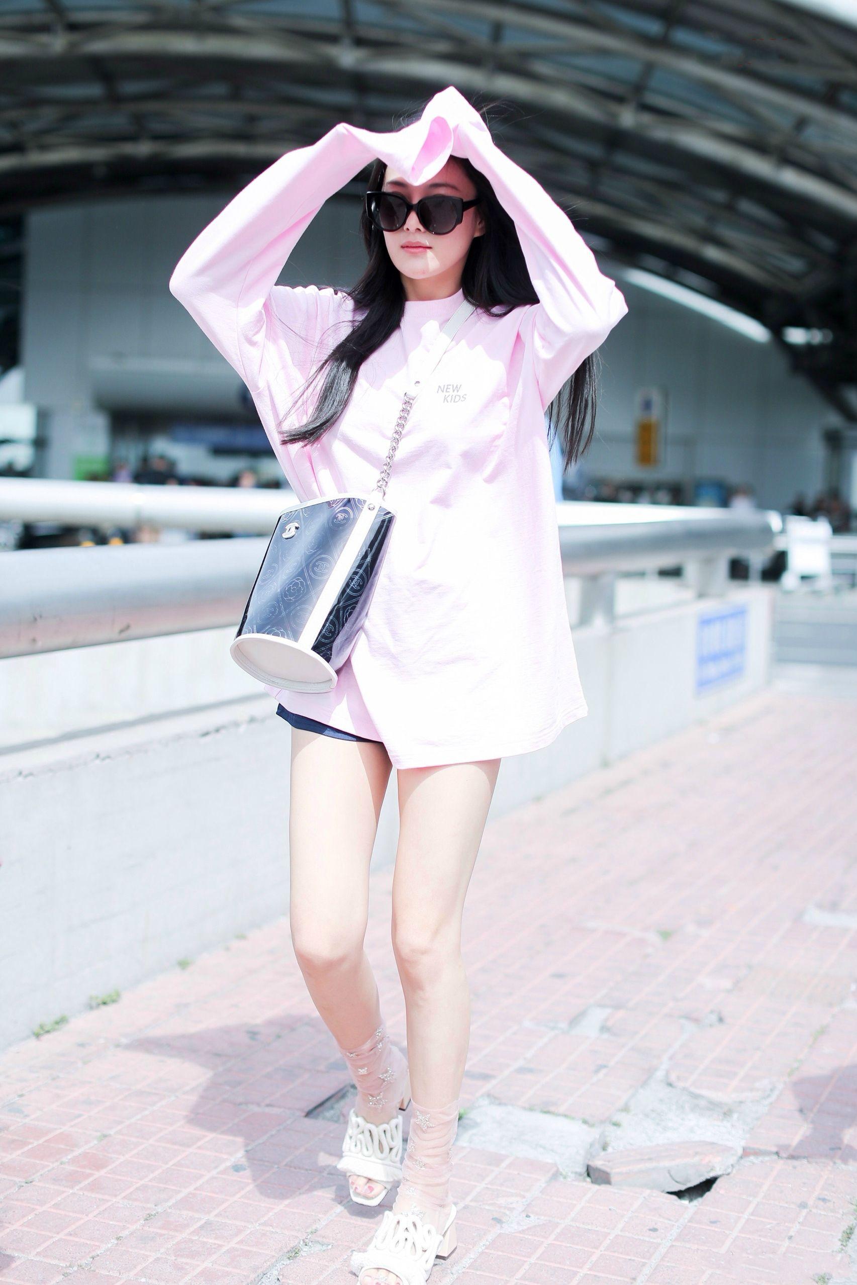 张馨予低调不起来穿粉色西装玩下衣失踪女团腿太抢镜了