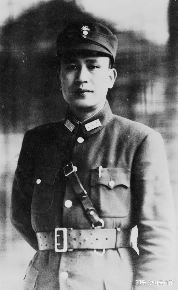 马佩璋在一次他父亲宴请的酒会上,酒席正要开始时,一身戎装,年轻英俊