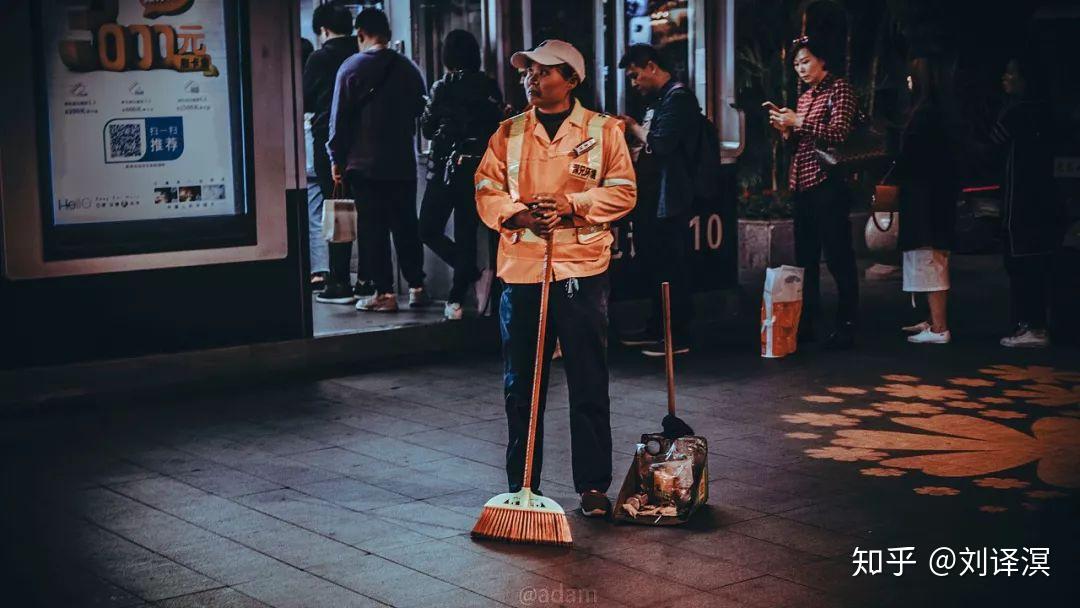 快递员遭投诉自杀自命高高在上将别人踩进尘埃里的人有病