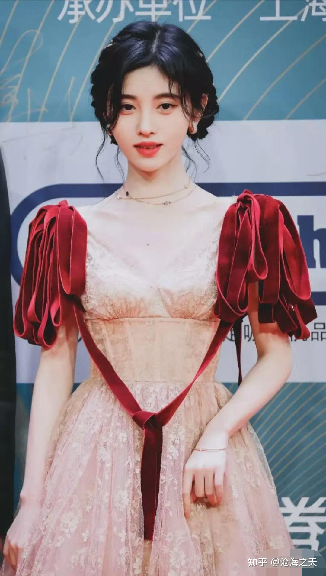 鞠婧祎在白玉兰颁奖典礼上犯低级错误品牌方不知道会不会被气死