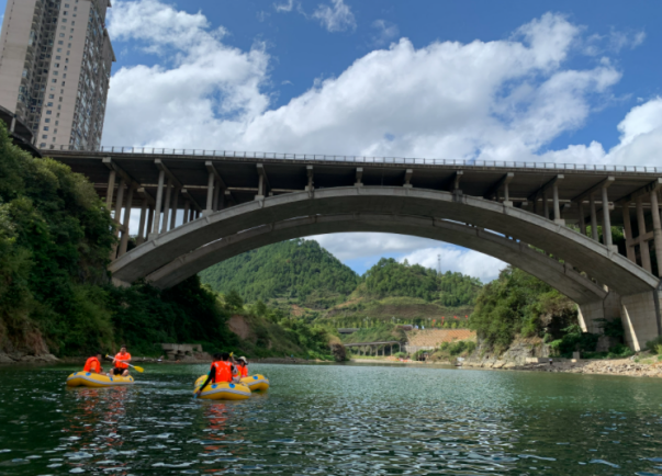 据了解,「爽爽漂」 凯里清水江的漂流河道全长约 6km,路线是从凯里
