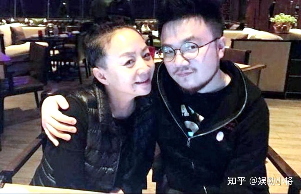 巴图妻子怀二胎王博谷素颜露面皮肤白皙红润宋丹丹再当奶奶