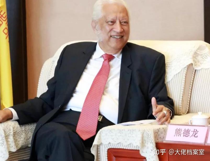 100中国人熊德龙印尼富商为中国捐数亿在美国升五星红旗