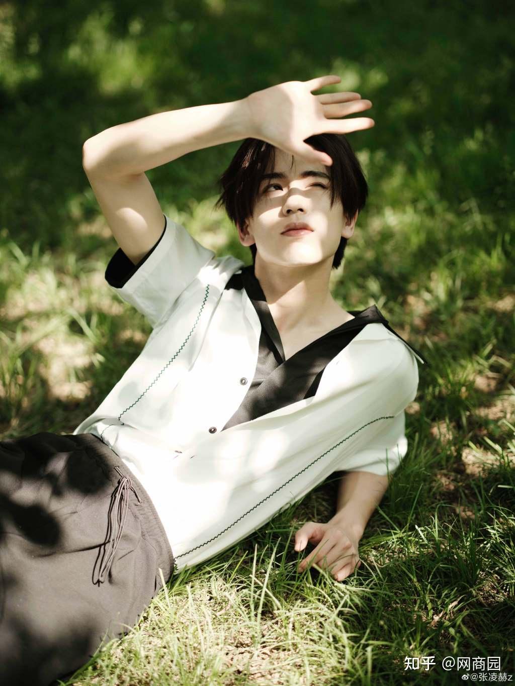 张凌赫年度新生力量阳光帅气充满少年感他的穿搭简直绝