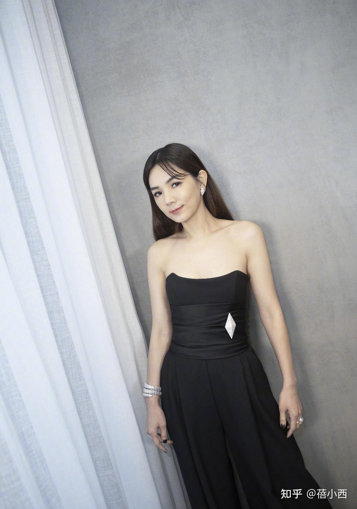 ella陈嘉桦终于换风格了穿抹胸连体裤身材出众一点不像40岁