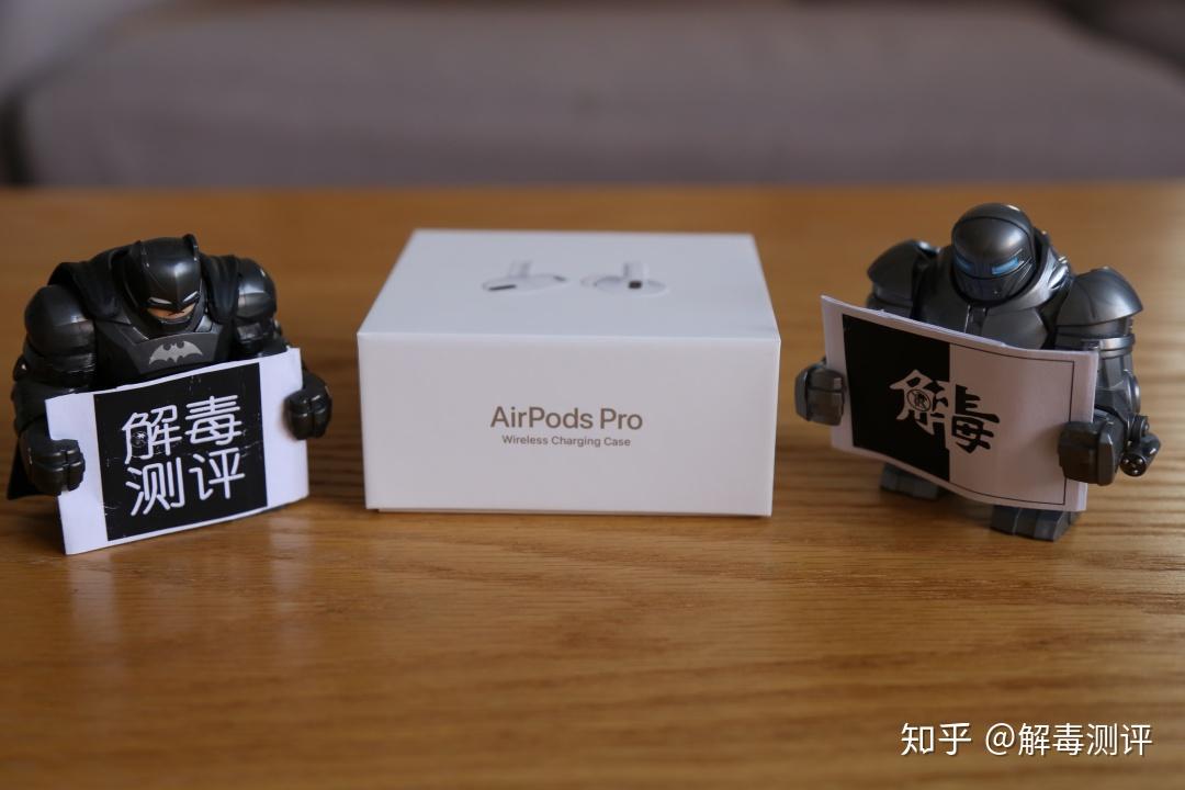 airpods pro的外包裝依舊延續了前代的特點,簡潔簡約無需多說.