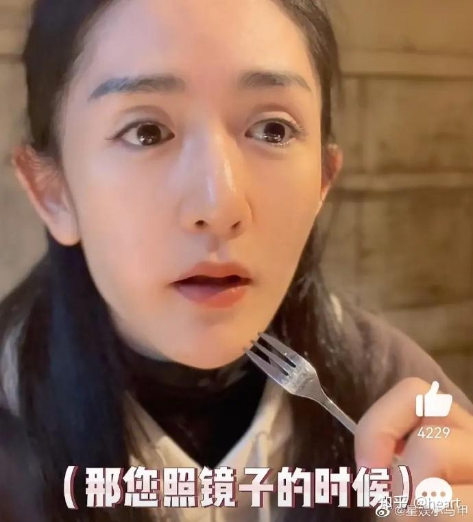 1月5日,谢娜和朋友去餐厅吃饭,服务员盯着她说:"我觉得您很像谢娜,越