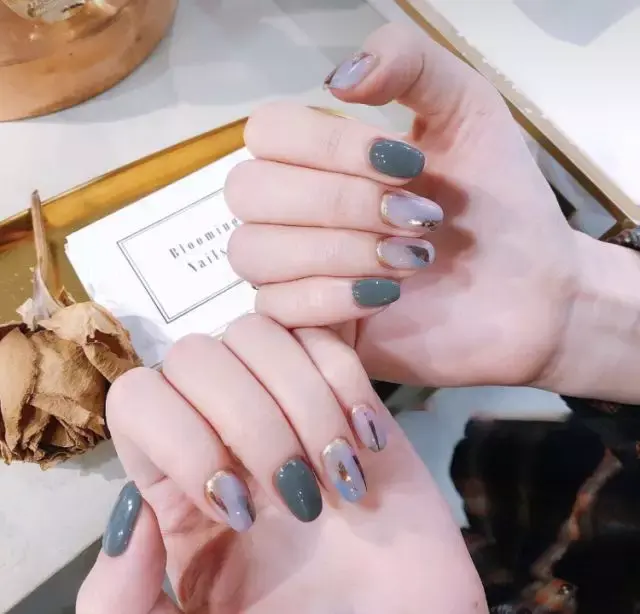 这里可能是最全的新年美甲集合了-新年美甲图片2021简单大方红色衣服