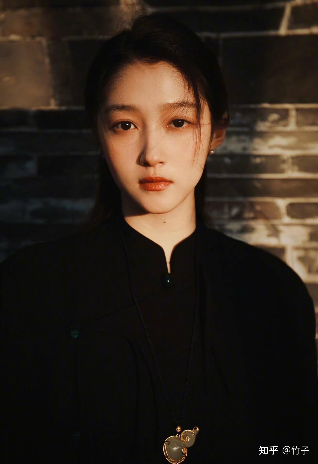 关晓彤最新美照分享,新中式配玉葫芦光影流动间刹那芳华温婉美人