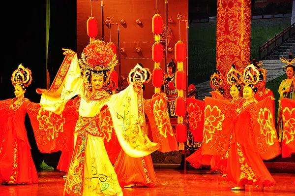 云:天阙沉沉夜未央,碧云仙曲舞霓裳;一声玉笛向空尽,月满骊山宫漏长