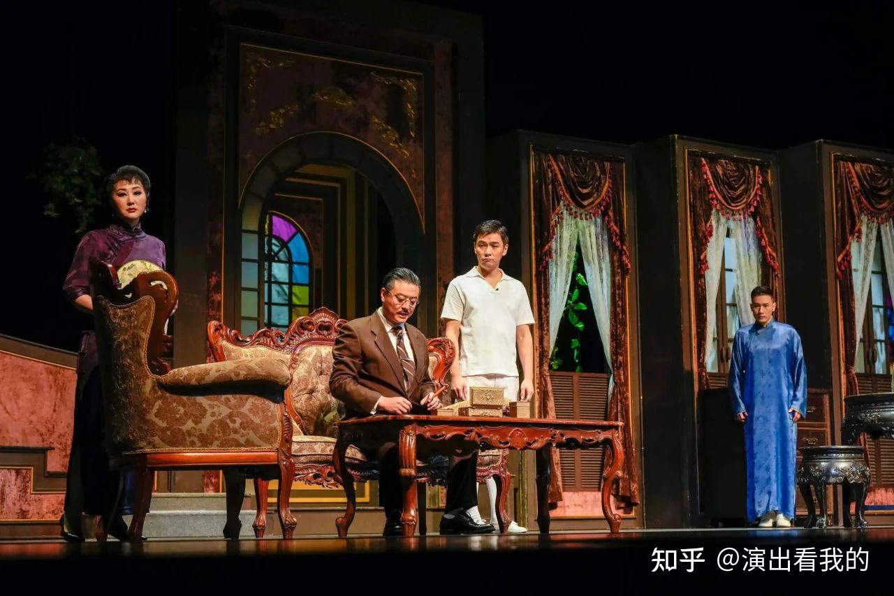 三十年的恩怨为主线,讲述了浓厚的封建思想下,周,鲁两家的悲剧命运