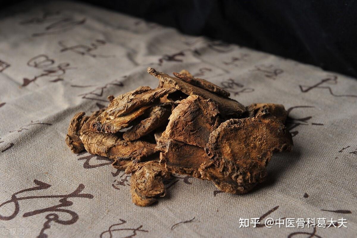 獨活,桑寄生,杜仲,牛膝,細辛,秦艽,茯苓,肉桂心,防風,川芎,人參,甘草