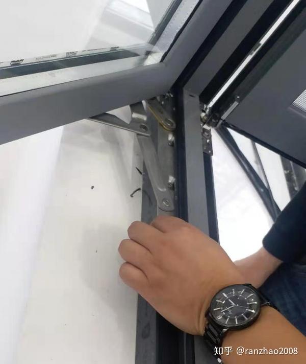 如汽车安全气囊一样保障您家里门窗的最后安全 加固定制k槽铰链 捷度