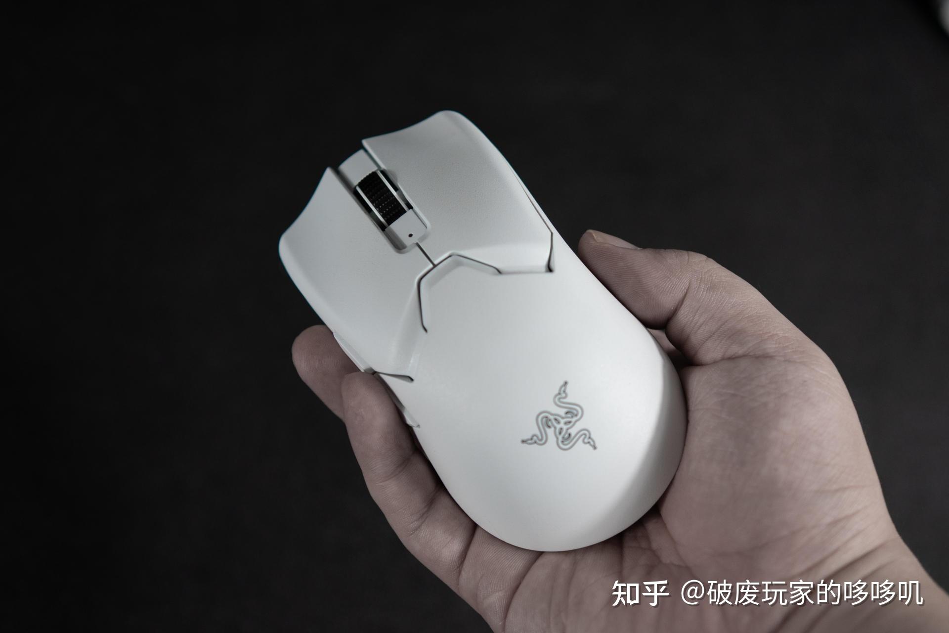 上周雷蛇发布了同样基于这套技术平台的人体工学旗舰鼠标:炼狱蝰蛇v3