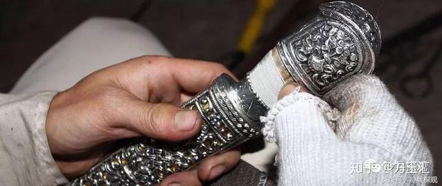 两把作为赠送亲朋的礼物或自己把玩,受市场需求的驱使,藏刀作