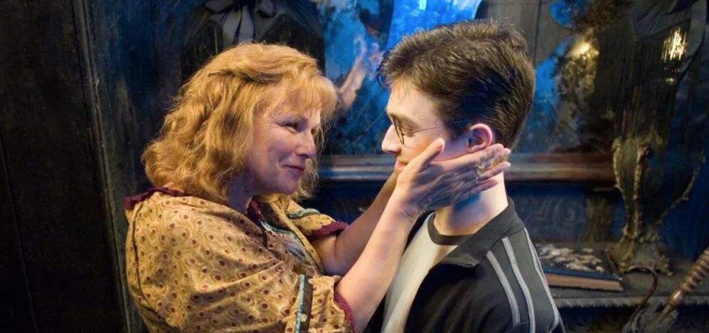 哈利与赫敏虽然都是罗恩最好的朋友,韦斯莱夫人也可以把哈利当儿子