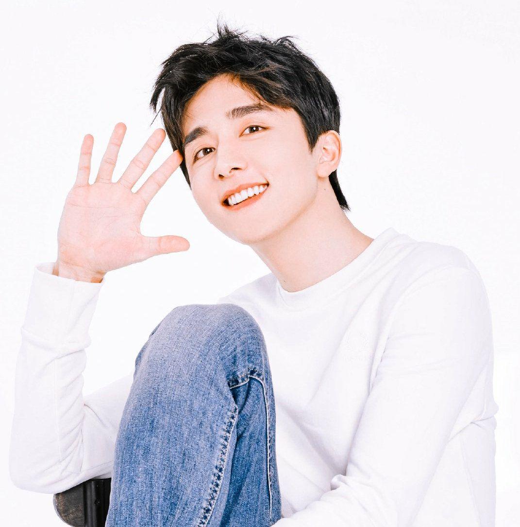 有没有张新成笑起来的壁纸