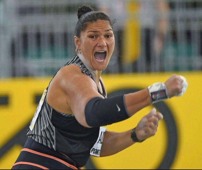 瓦莱丽·亚当斯曾四夺铅球世界冠军比如他这个同父异母的姐姐一个一个