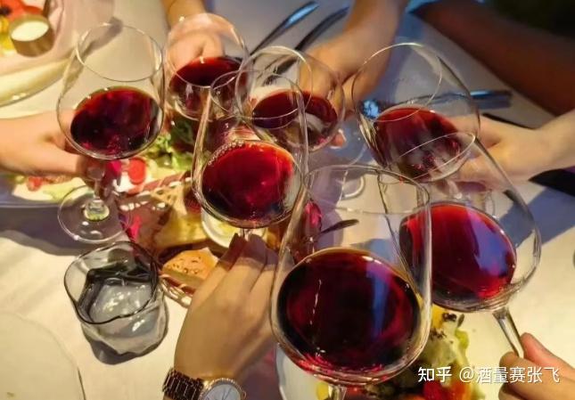 昨天闺蜜过生日聚餐喝的是红酒但每人只倒了13
