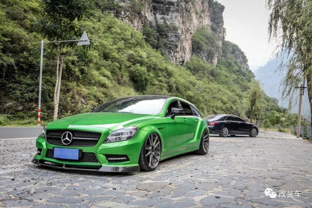 猎装版奔驰cls化身宽体"绿魔",在黑丝小姐姐的衬托下显得无比撩人!