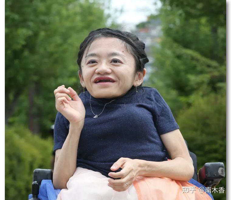 日本轮椅女碰瓷炒作我弱我有理网民讥讽精神也残疾了